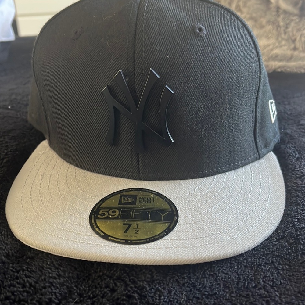 Yankee fitted hat